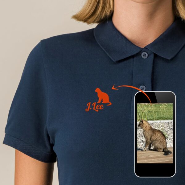 Modelabel-Tierportrait gesticktes Katzenmotiv nach Fotovorlage auf blauem Damen Poloshirt