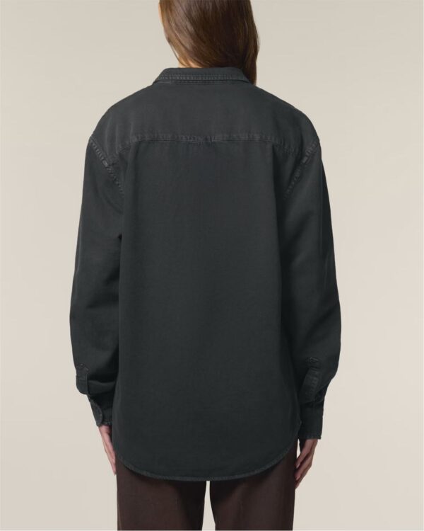 Organic Relaxed Button-Up Shirt bestickt mit individuellem Tierportrait in G. Dyed Black Rock Design