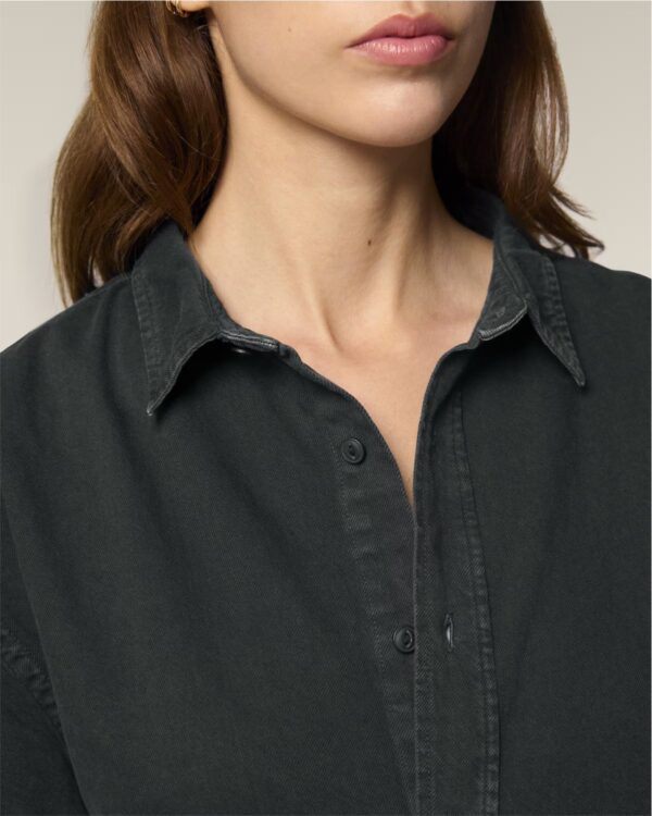 Organic Relaxed Button-Up Shirt bestickt mit individuellem Tierportrait in G. Dyed Black Rock Design